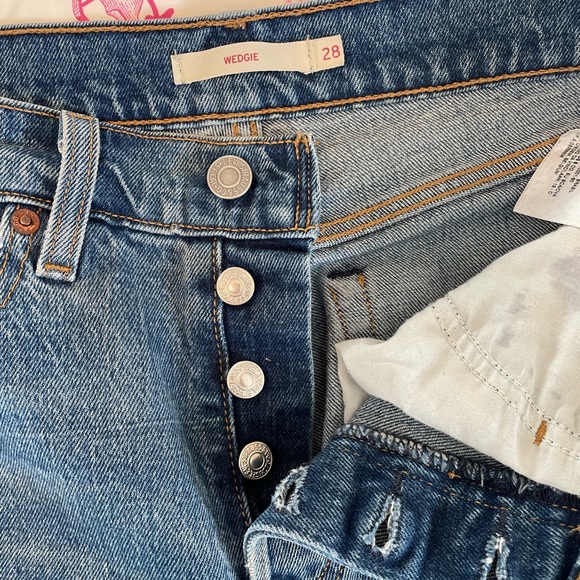 🏝️Big $10 Sale!🏝️👖 Levi’s distressed Wedgie Jeans 👖 - Picture 3 of 8